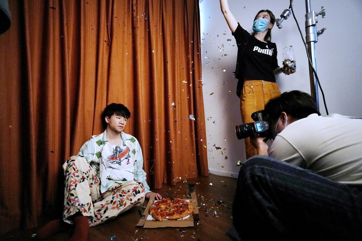 拍攝時,幕後工作人員向他們噴紙炮。