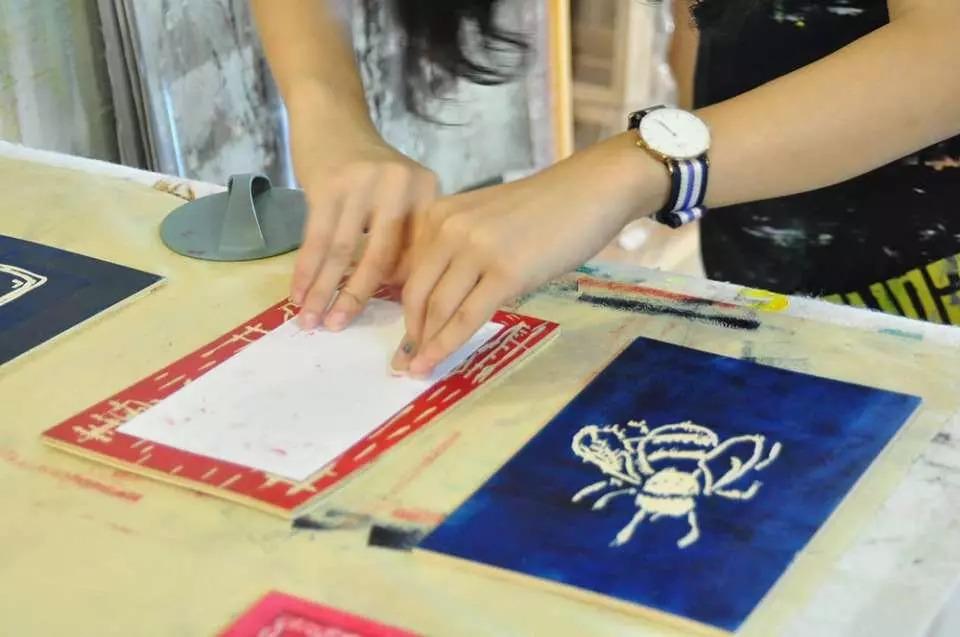 以紙、木等版面為版畫創作的跳板,盡情釋放你的藝術細胞,揮灑你的繪畫天分,雕刻出獨一無二的文藝作品