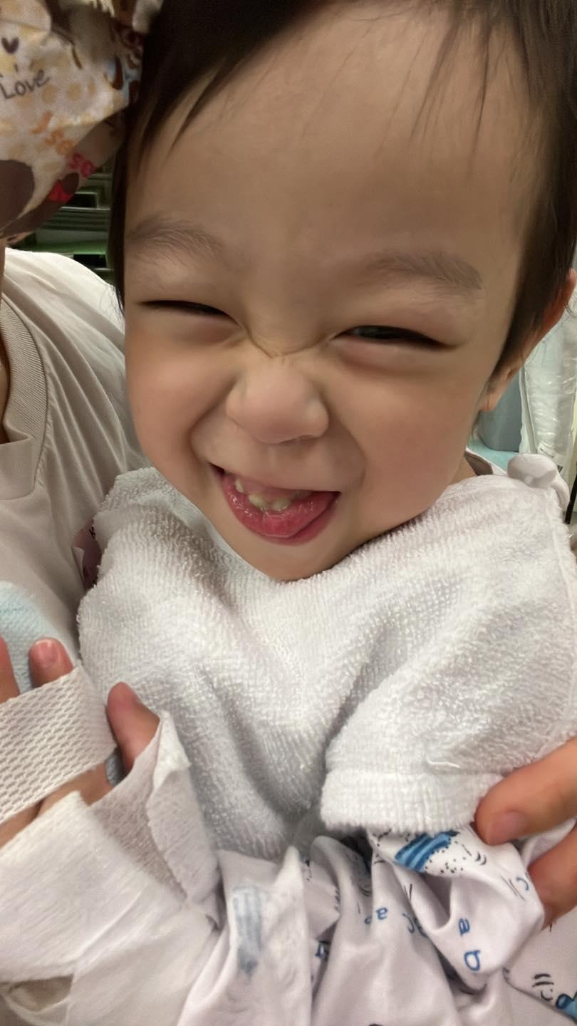 為免信信撞到導致流血不止,護士需將信信綁住並固定床上。