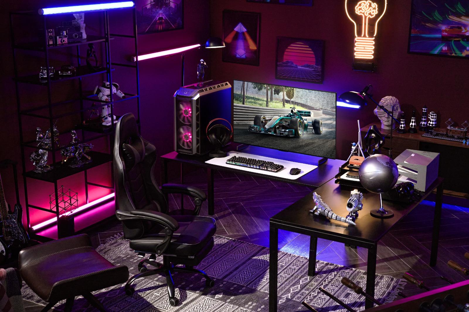 首部支援120Hz更新率與0.1毫秒反應時間,用來打機一流。