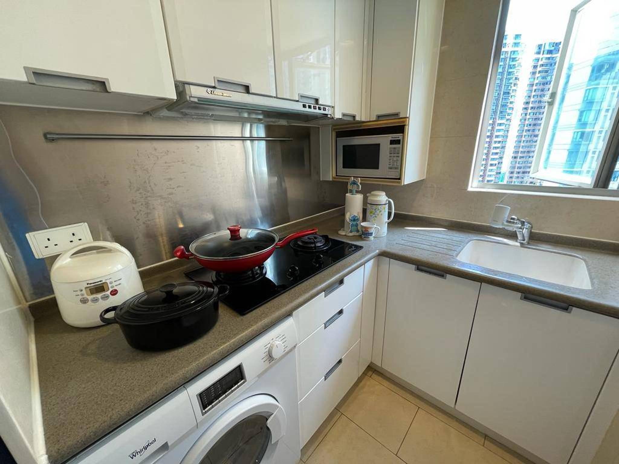 廚房空間闊落,設有大窗戶,通風又光猛。