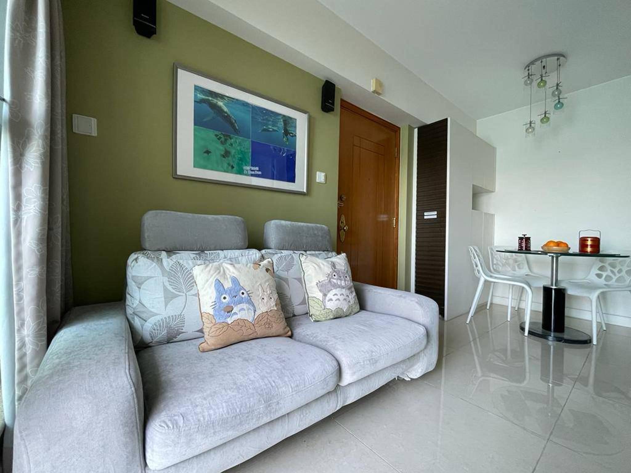 客廳放置的二人梳化面積不算細小,空間四正實用。