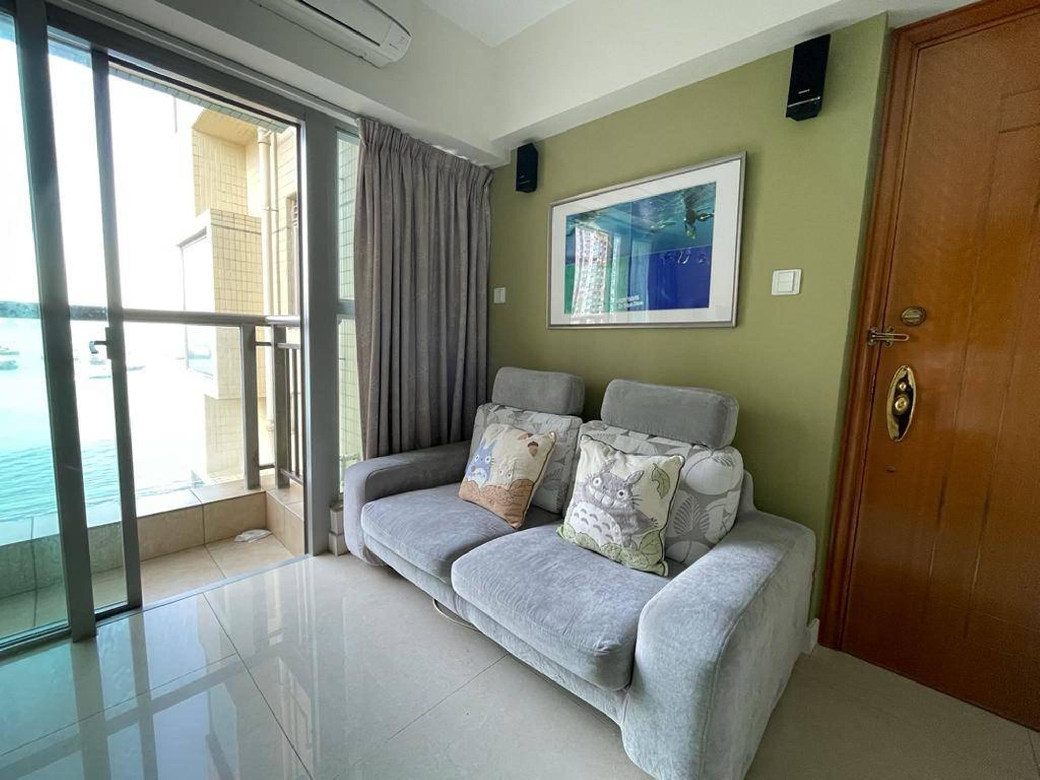 客廳外接露台,安坐梳化上,開揚海景盡入眼底。