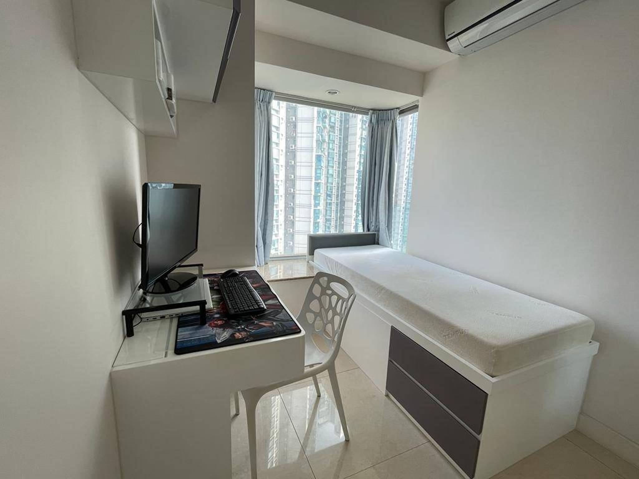 另一個睡房以開揚樓景和內園景為主,亦有少許側海景,而在窗台「偷位」訂製的單人床,增加房間空間之餘,床的側邊窗戶正正可眺望部分海景。