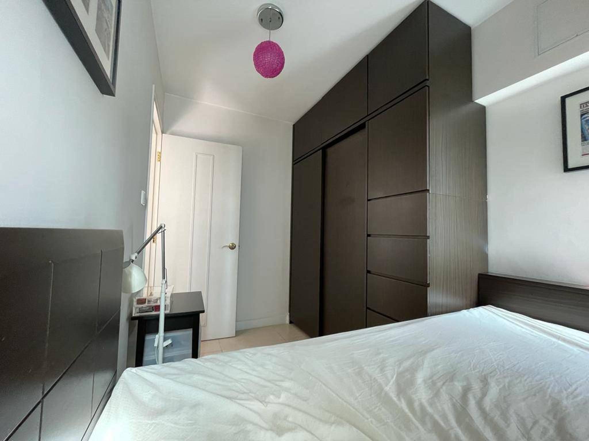 主人房間隔四正,設有大衣櫥,收納空間尚算充足。