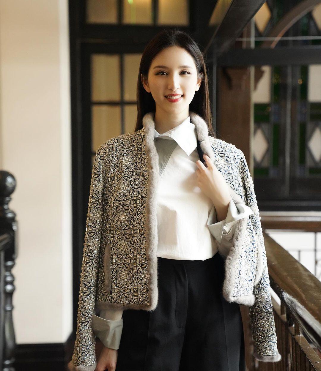 何天兒(前名何傲兒、IG圖片)