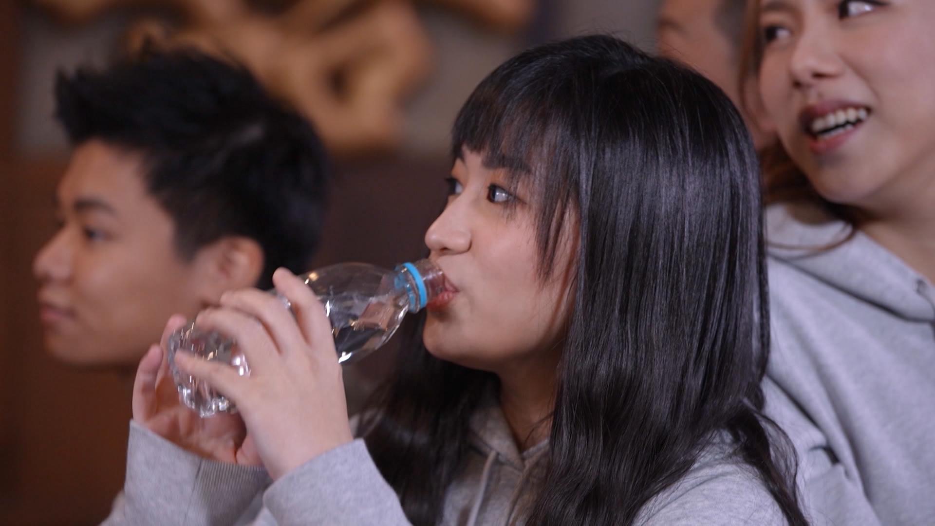 Sica因答錯問題,而被罰要灌水。