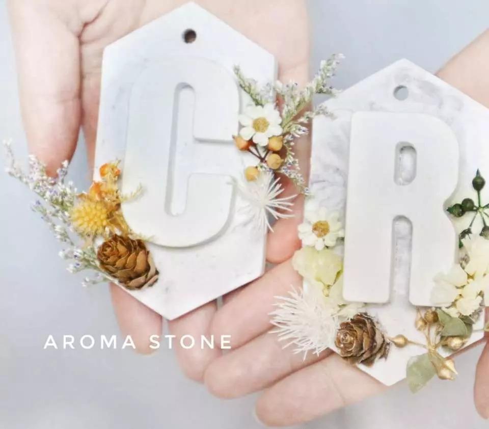 在擴香石上滴入精油,能有視覺與嗅覺上的享受!