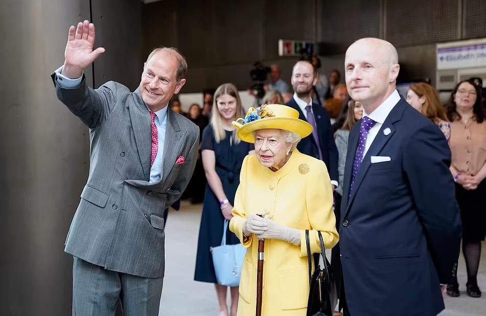 女王在愛德華王子(左)陪同下出席揭幕儀式。(互聯網)