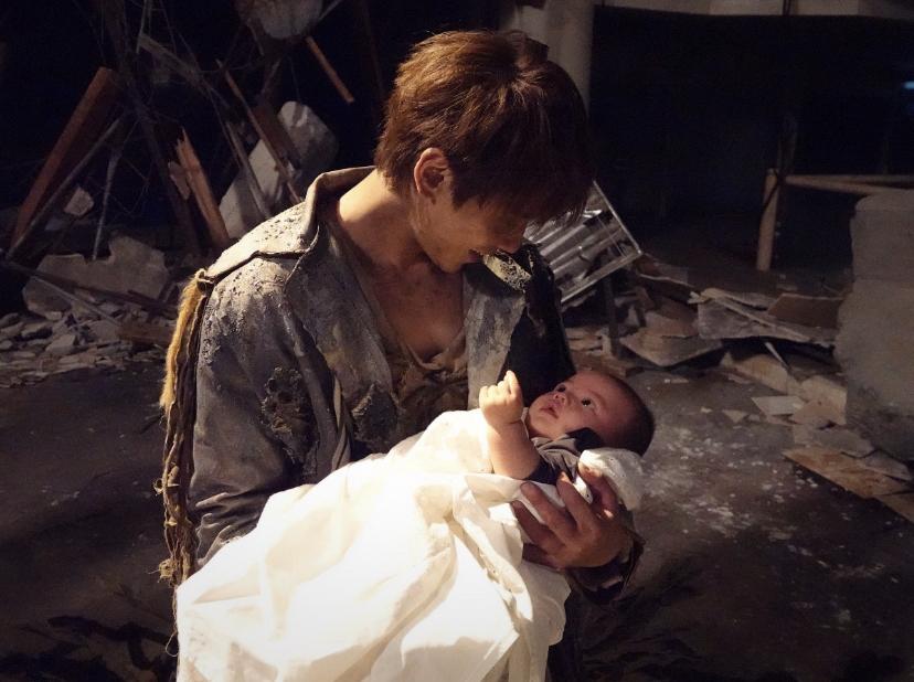 姜濤初次抱BB,一臉慈祥。