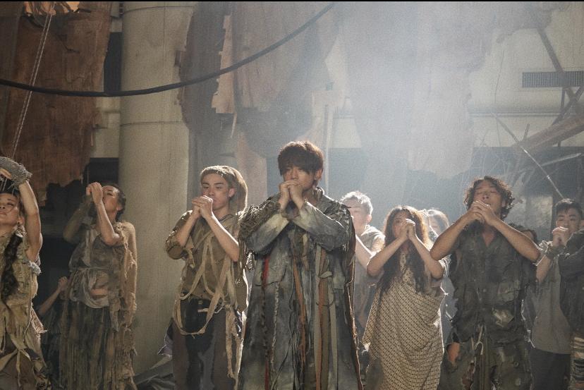 MV呈現戰亂下的人生百態。