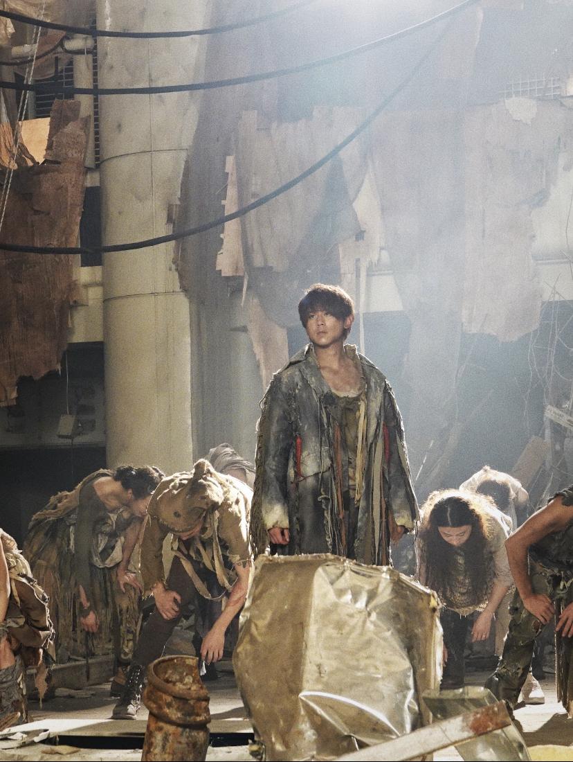 姜濤在MV中扮演戰火下的逃亡難民。