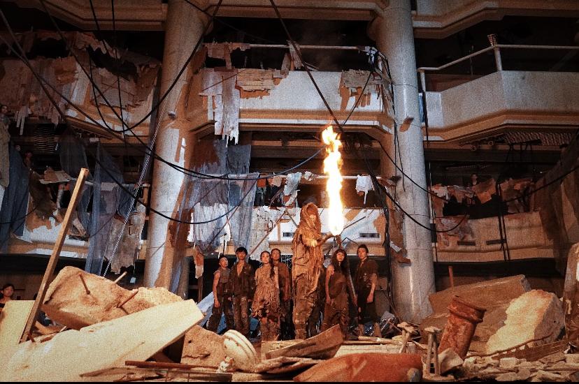 在冷酷無情的戰火下,姜濤燃點帶來溫暖和光的火把。