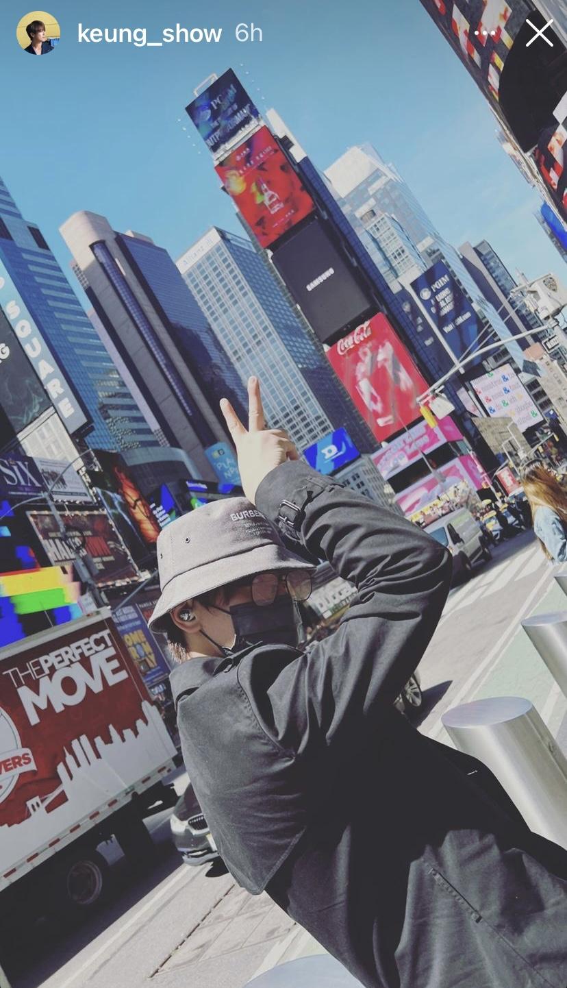 身為代言人的姜濤非常識揀位影相。