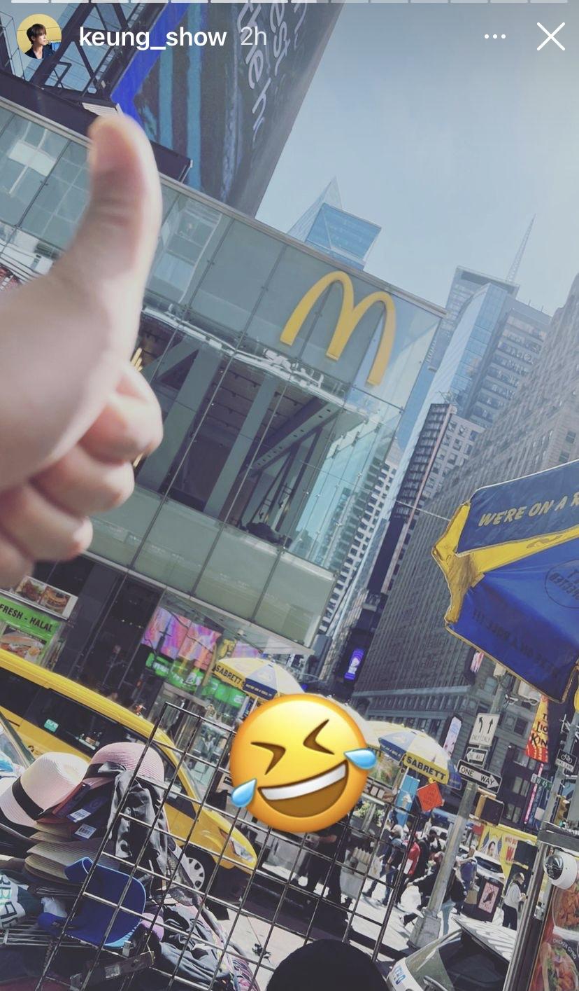 姜濤非常識做,在當地麥當勞拍照。