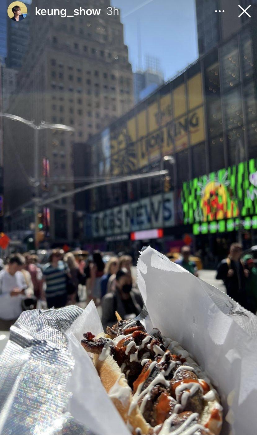 姜濤狂食熱狗好開心。