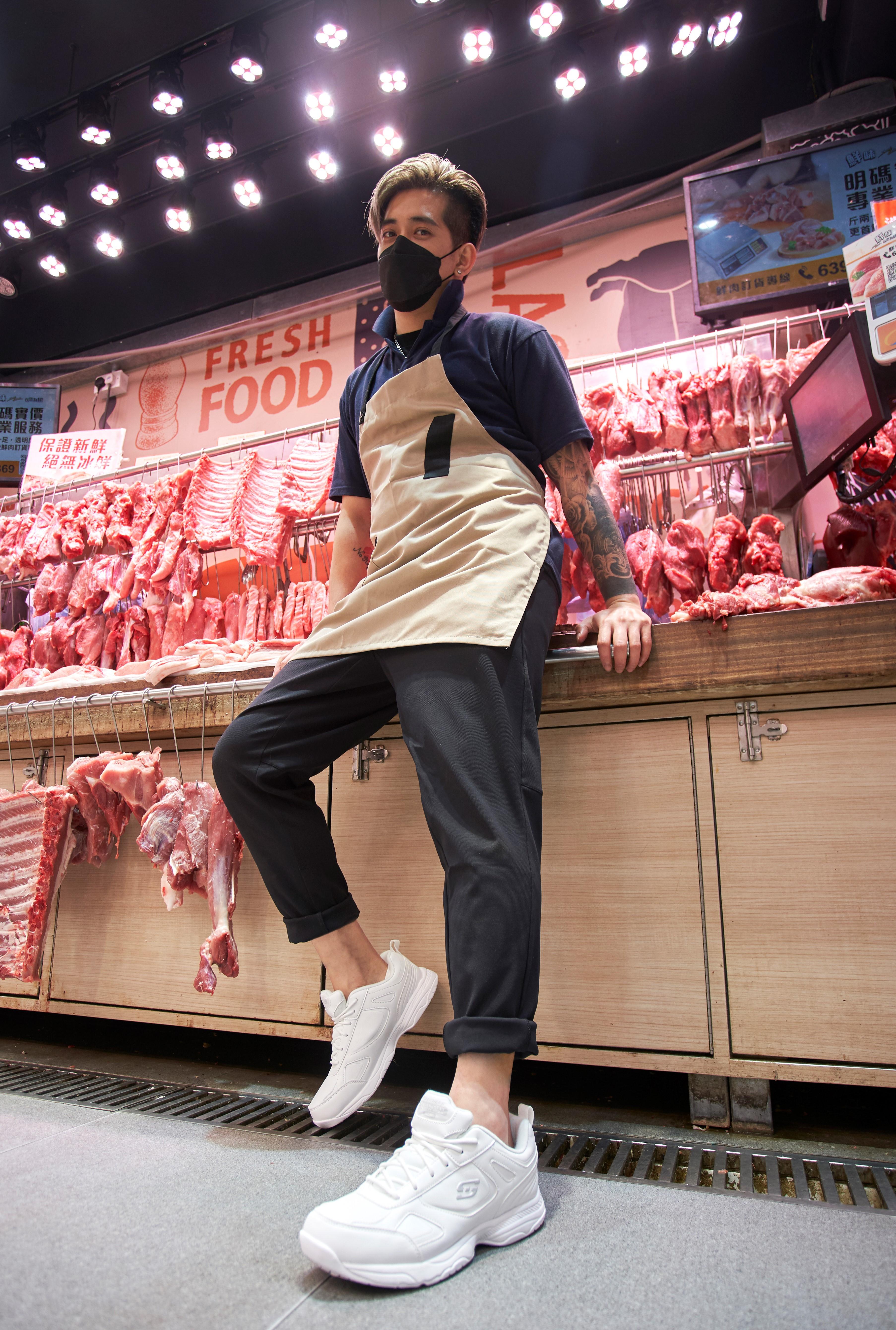 阿威穿上SKECHERS工作鞋系列