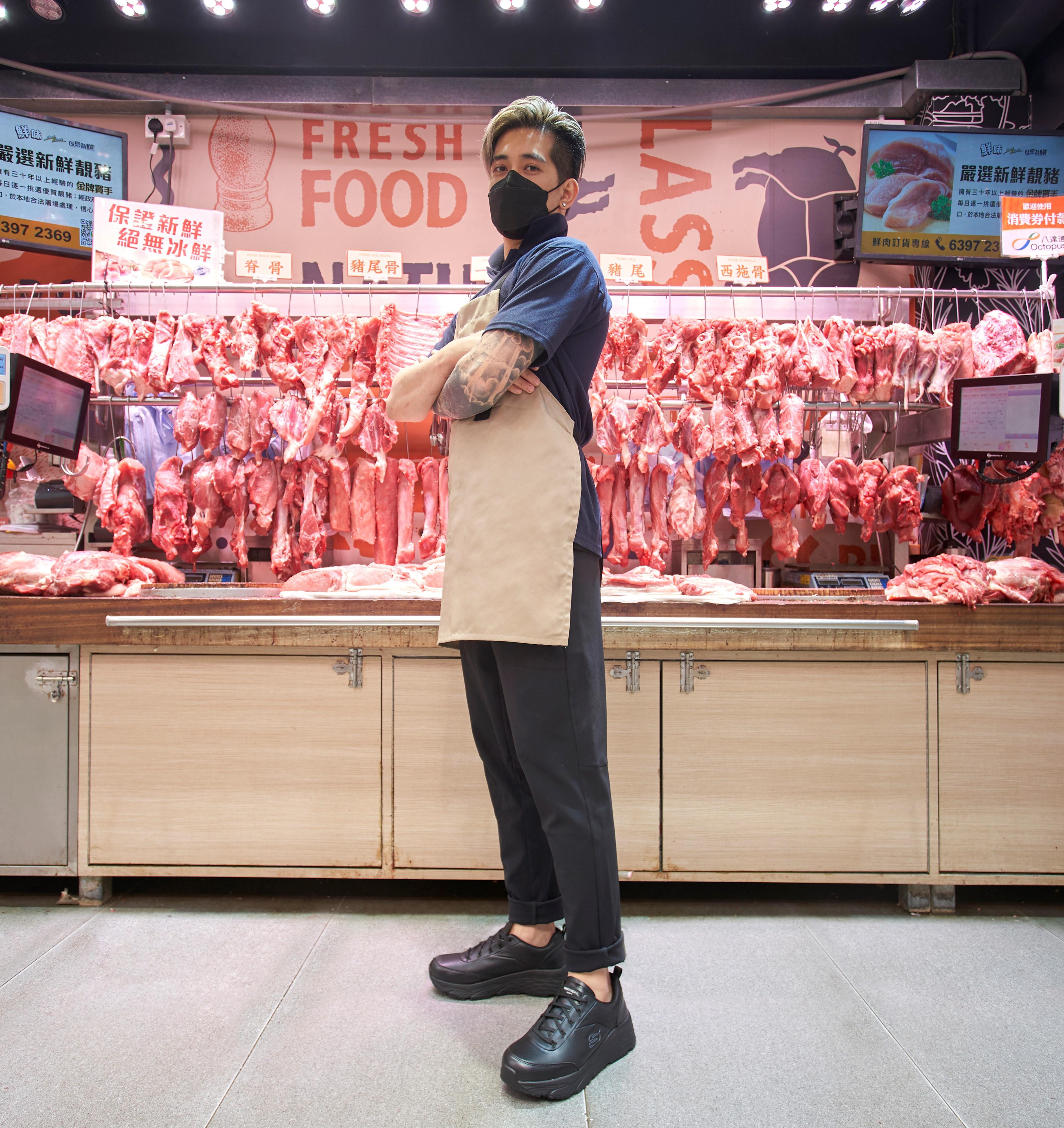 阿威穿上SKECHERS工作鞋系列