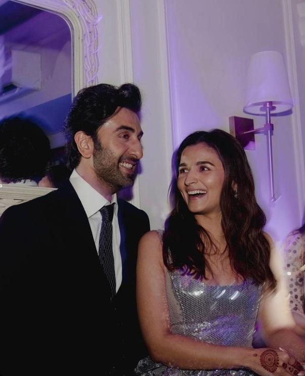 新婚的艾莉雅巴特近日再貼恩愛合照放閃。