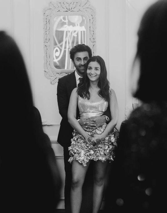 艾莉雅的感情生活相當美滿。