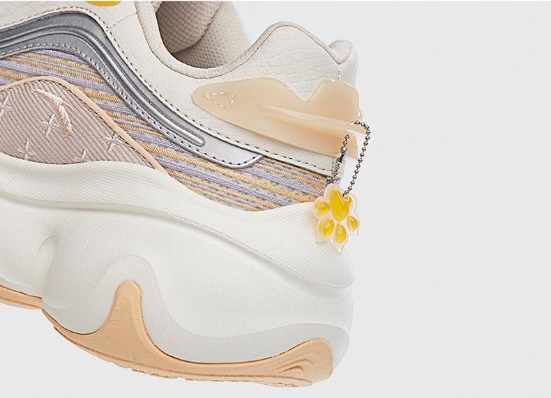 涉事產品「喵喵鞋2.0」多處都有貓掌圖案。(互聯網)