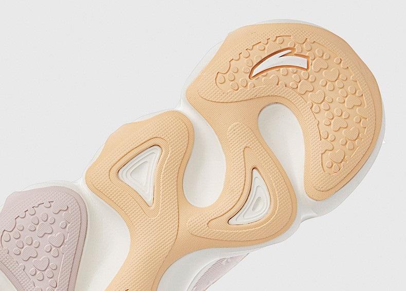 涉事產品「喵喵鞋2.0」鞋底充滿貓掌圖案。(互聯網)