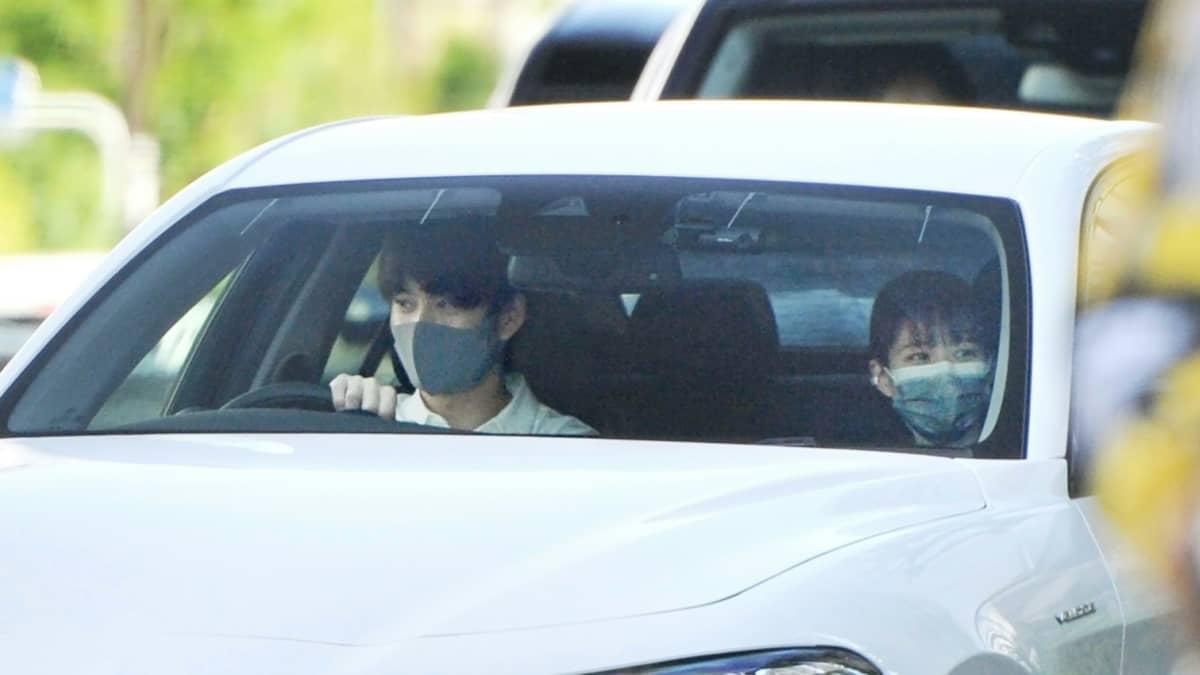 岡田將生去年6月被拍得開車接鈴木唯。