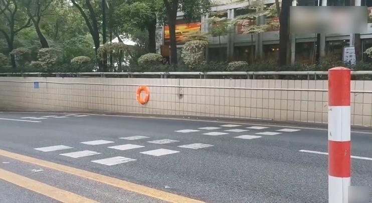 廣州海珠區在多個行車隧道出入口掛上救生圈。(互聯網)
