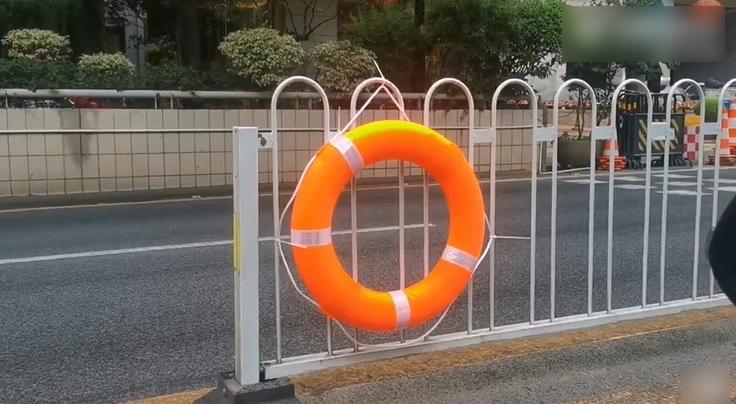廣州海珠區在多個行車隧道出入口掛上救生圈。(互聯網)