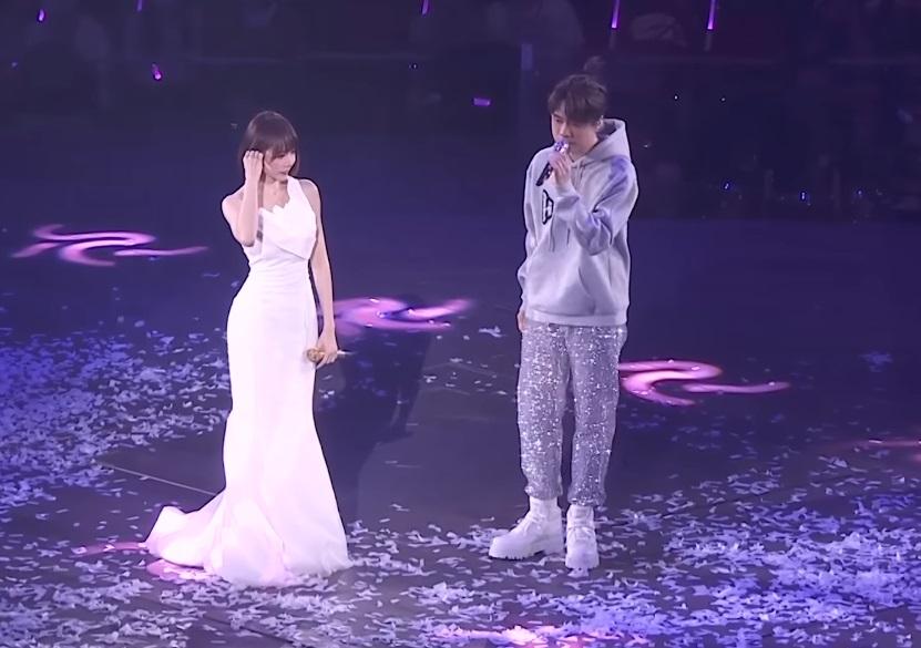 明禎露出香肩,以女神Look示人。