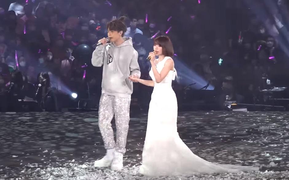 林明禎與軒仔合唱《只是太愛你》。