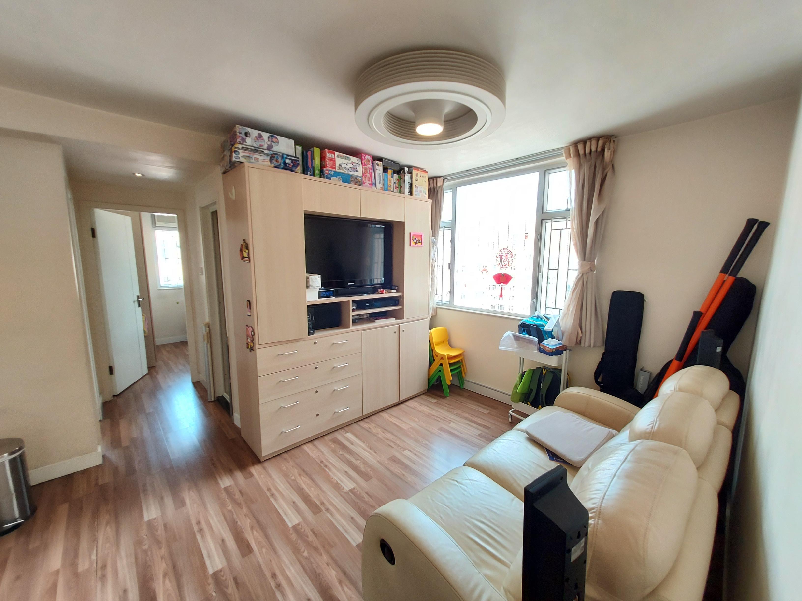 客廳放上梳化電視櫃後,兩者之間仍有一定距離,可見間隔有多闊落。