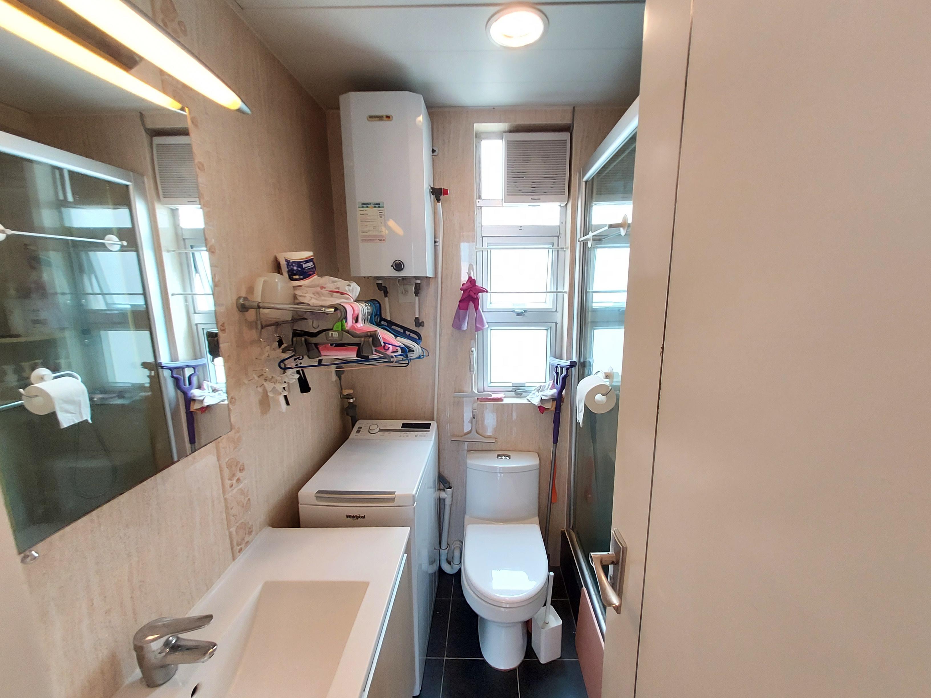 浴室非「黑廁」,還有足夠空間擺放洗衣機。