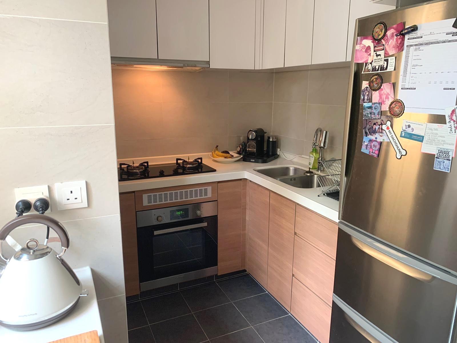 米色和淺啡色為主調的廚房,新淨企理,空間亦足。