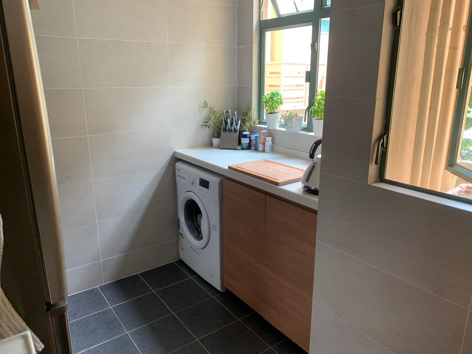 廚房另一邊擺放了洗衣機,並設有流理台和儲物櫃,空間十分充裕。