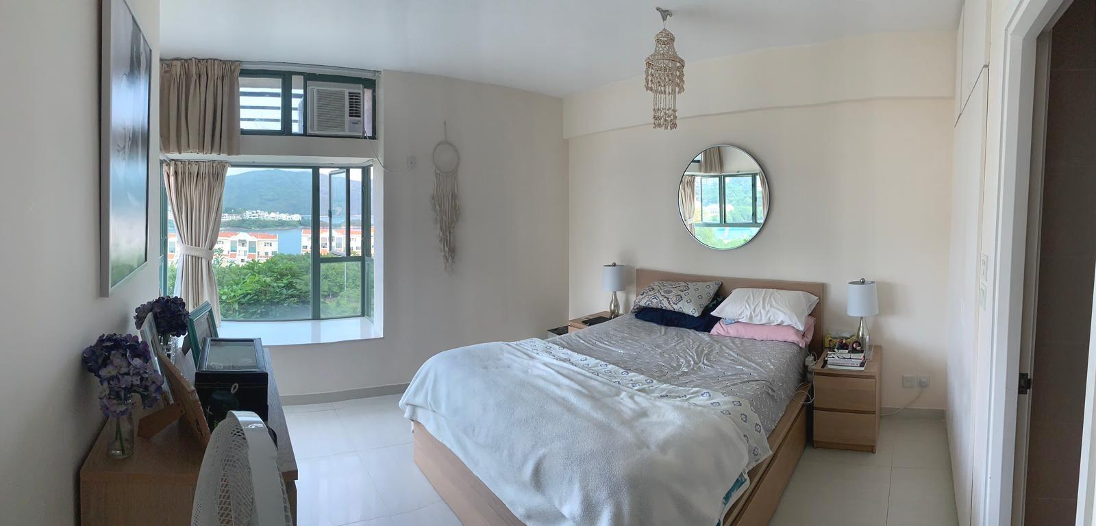 主人房面積寬敞四正,採光亦充足,配合窗外大片綠色的景觀,感覺清新舒暢。