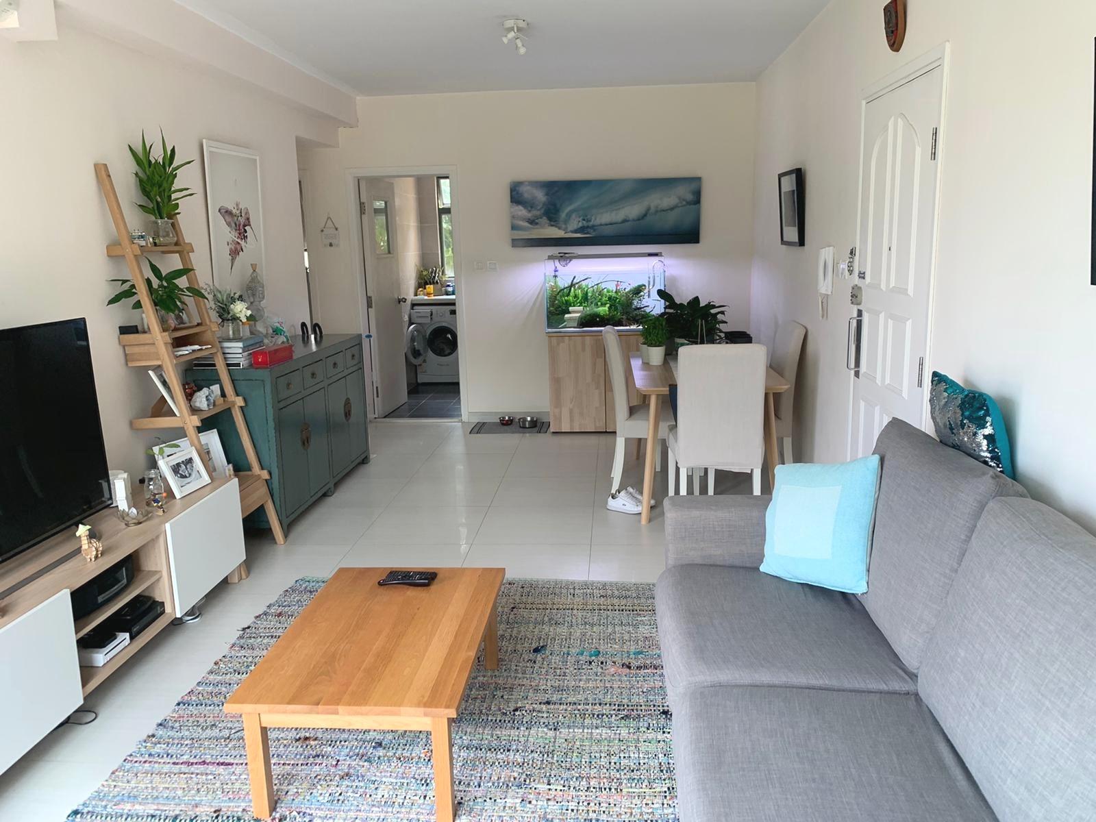 呈長方形的大廳闊落見使,白色的主調配合自然光亮的採光,以及空間的留白和植物盆栽的襯托,營造出溫馨閑適的居家感覺。