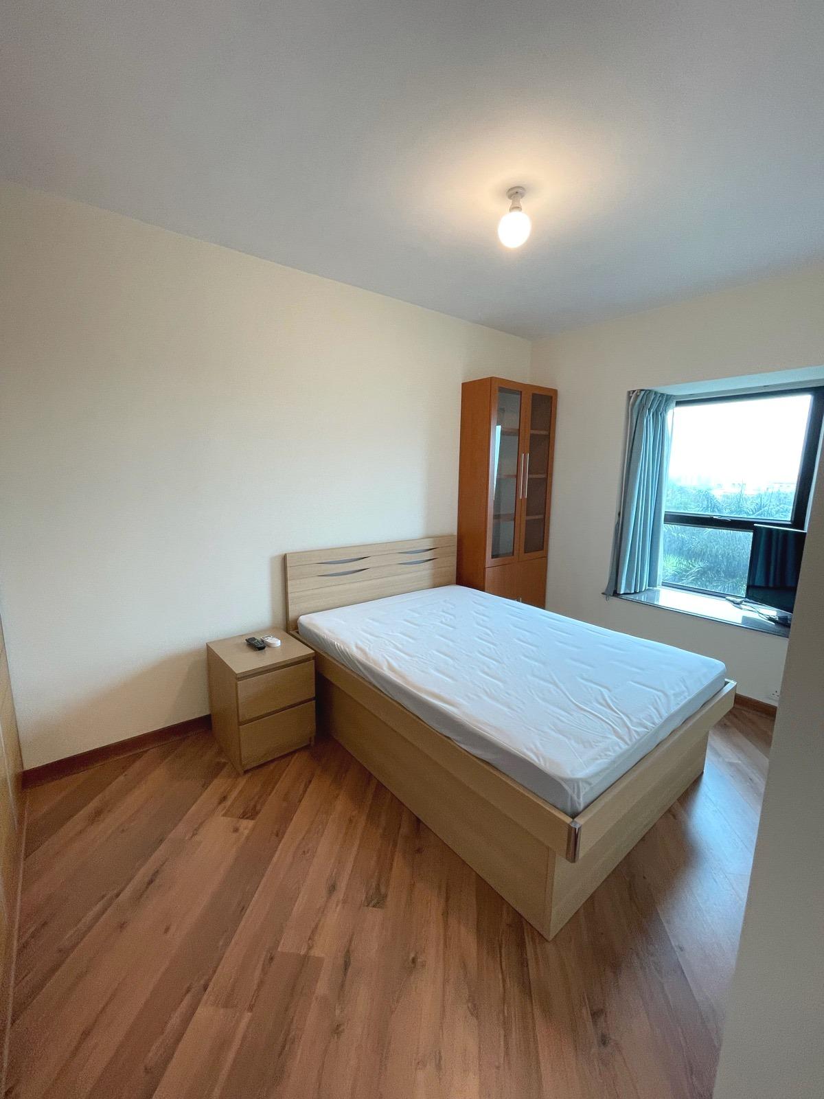 主人套房闊大四正,窗外是綠蔭處處,光猛開揚又舒適。