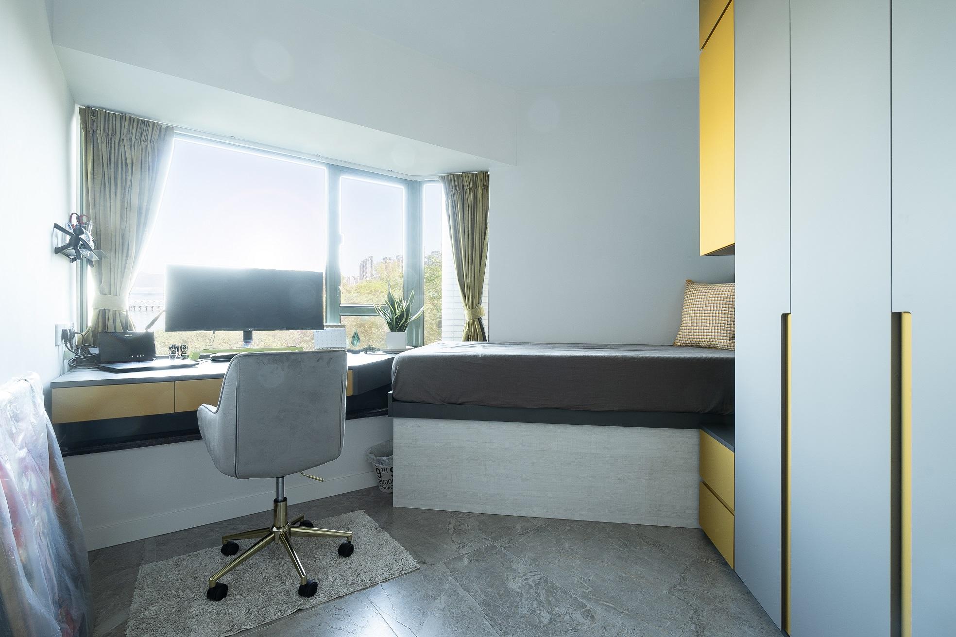 把窗台變成了電腦書檯