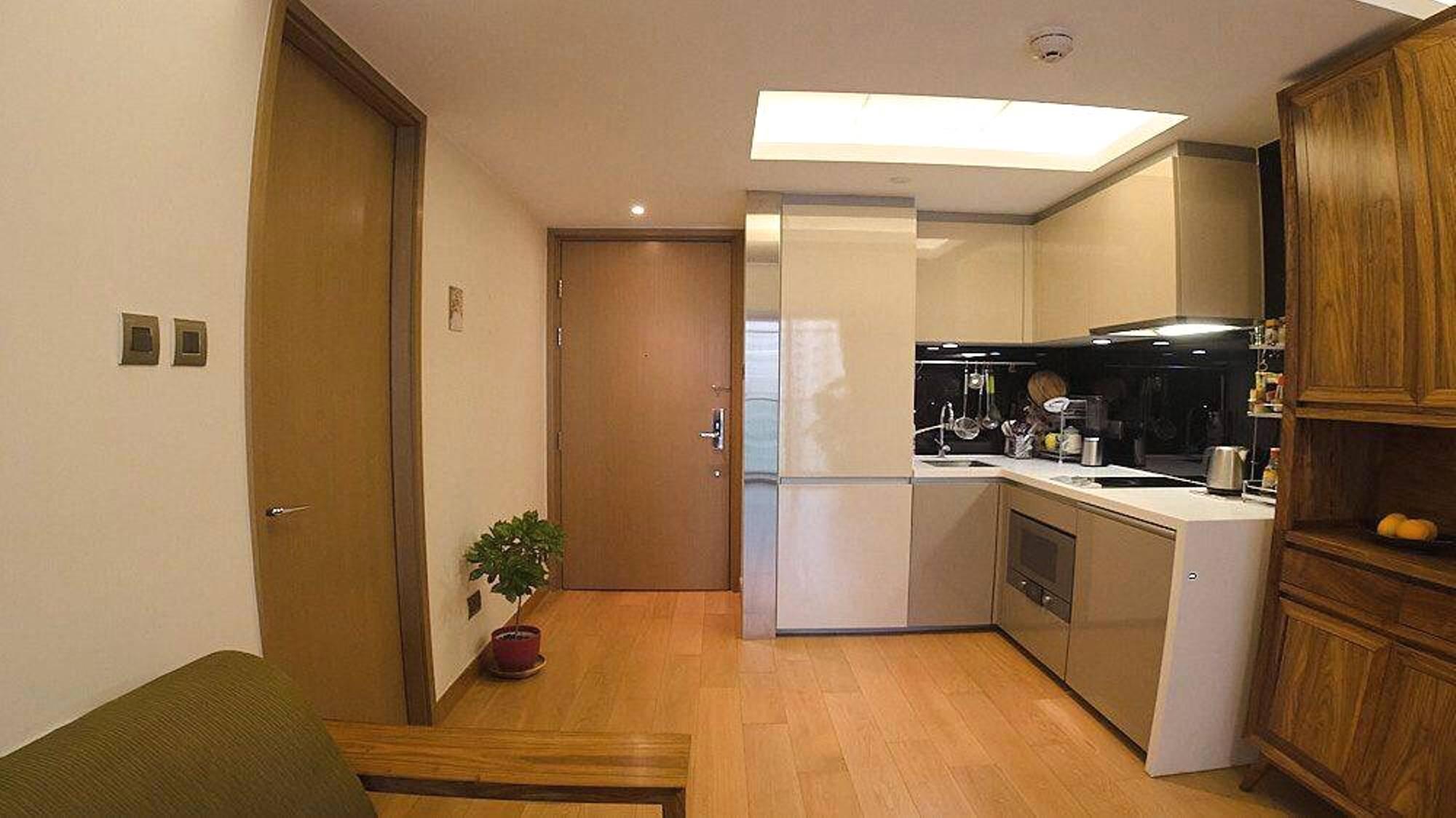 開放式廚房旁邊設有玄關,為單位帶來小小的視覺分隔效果。