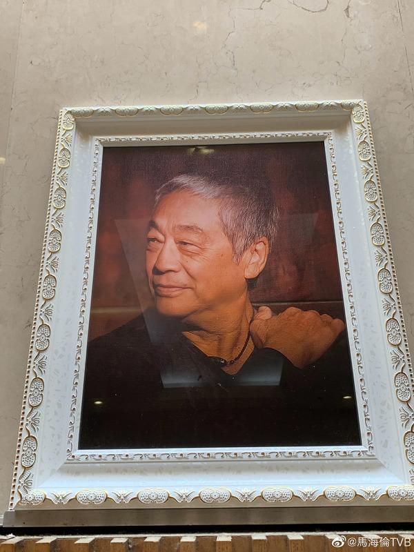 馬海倫在微博貼出曾江的靈堂照。