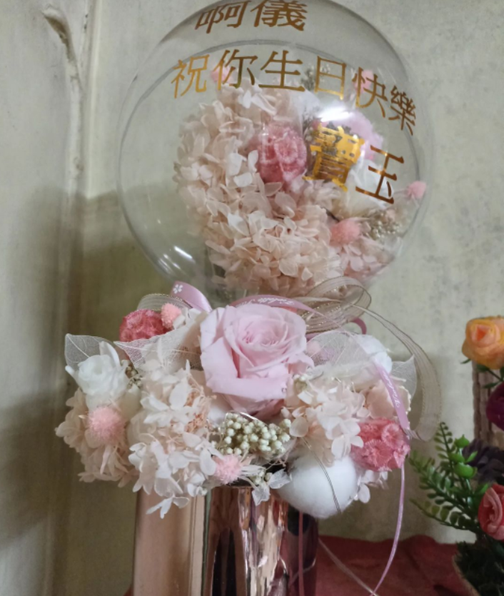 林寶玉送上花束作為禮物,薛影儀標示禮物的價錢,非常搞笑。