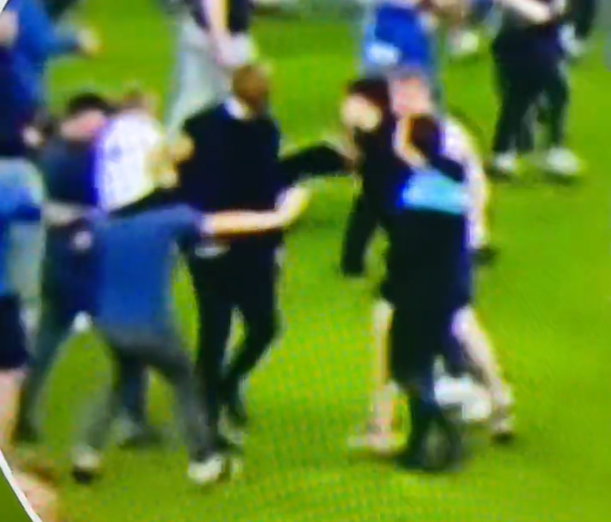 韋拉之後被多位球迷包圍。(影片截圖)