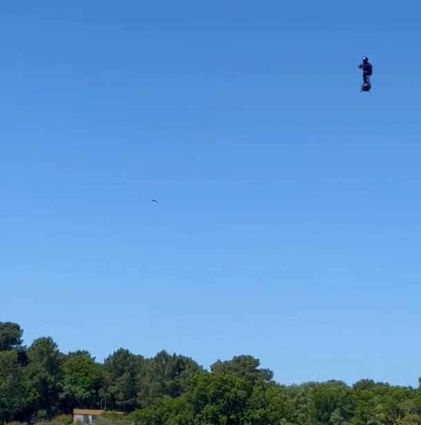 Franky Zapata在空中不斷自轉後往後墮。(影片截圖)