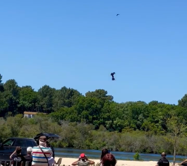 Franky Zapata在空中不斷自轉後往後墮。(影片截圖)