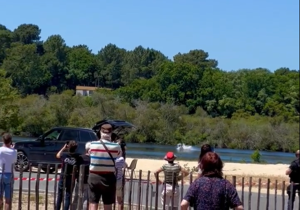 飛行器失控墮海。(影片截圖)