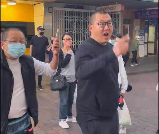 一名在澳洲的華人因為襲擊當地國會候選人被捕。(影片截圖)