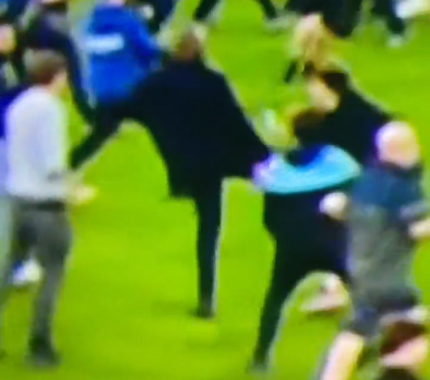 韋拉不憤而出腳踢向挑釁的球迷。(影片截圖)