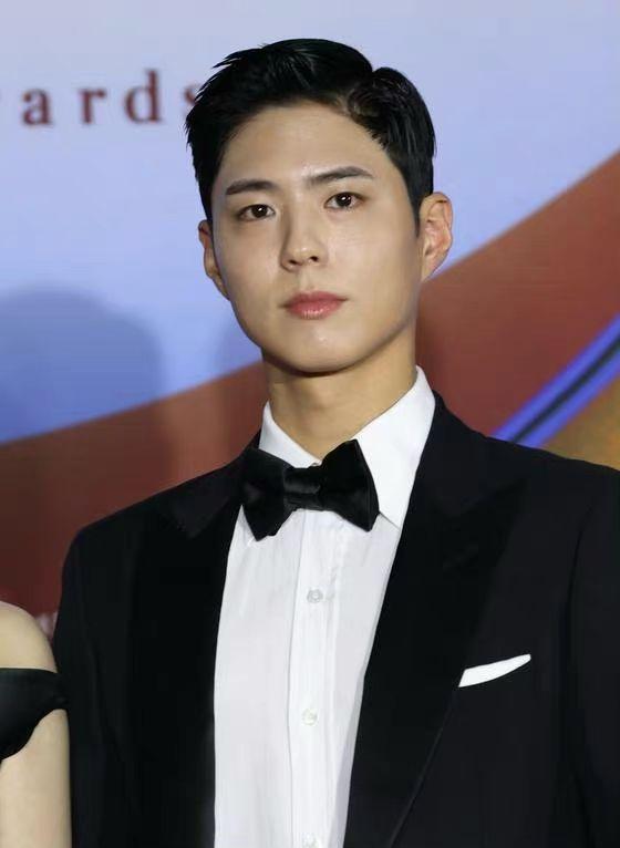 朴寶劍一身西裝現身,相當有型。