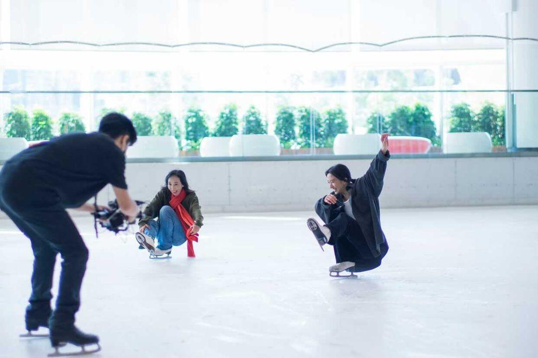 柏安妮與女兒許恩怡一齊溜冰慶祝母親節。